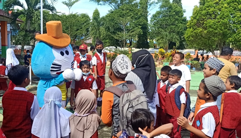Ada Badut pada Kegiatan Imunisasi Anak di SD Katokkoan Masamba, Anak-anak Terhibur