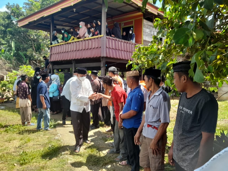 Ada Warganya Berduka, Amran Pilih Singgah Melayat saat Perjalanan ke Pitumpanua