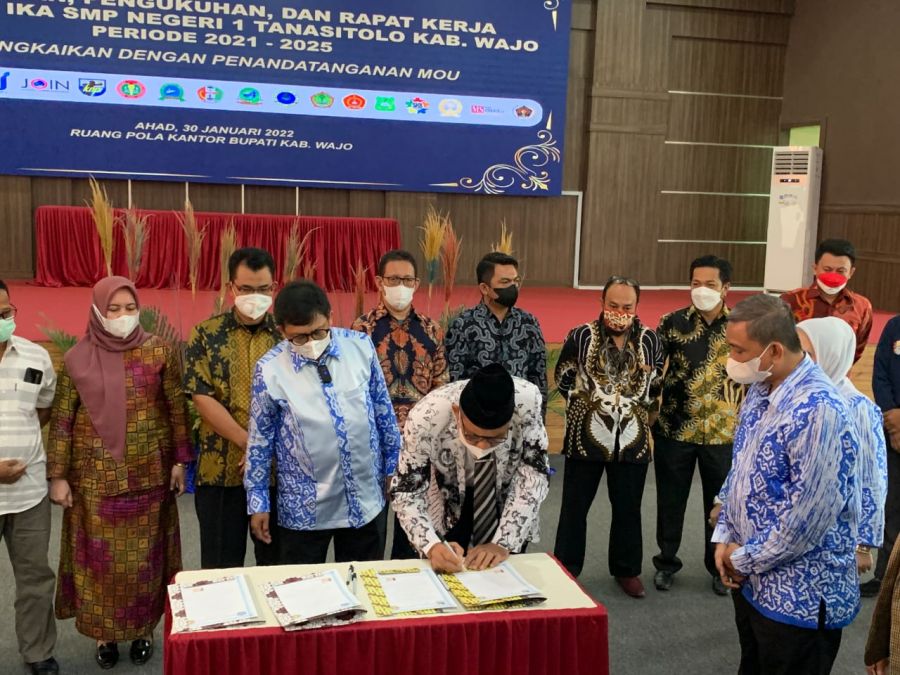 Amran Mahmud Lantik Pengurus IKA SMPN 1 Tanasitolo