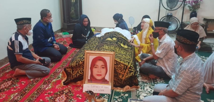 Amran Mahmud Melayat ke Rumah Duka Mantan Ketua DWP Wajo