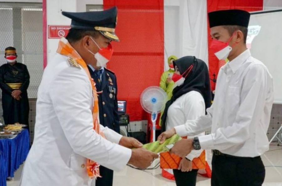 Bupati Bulukumba Serahkan Remisi Umum untuk Narpi  Pada Perayaan HUT Kemerdekaan RI