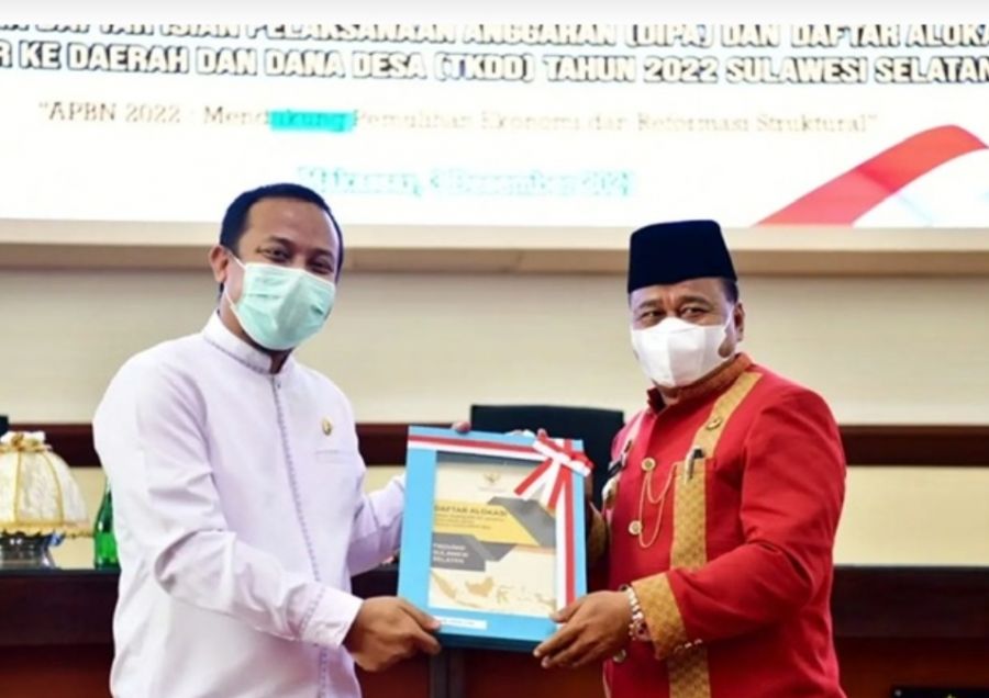 Andi Sudirman Serahkan DIPA dan Daftar Alokasi TKDD Tahun Anggaran 2022 Provinsi Sulsel