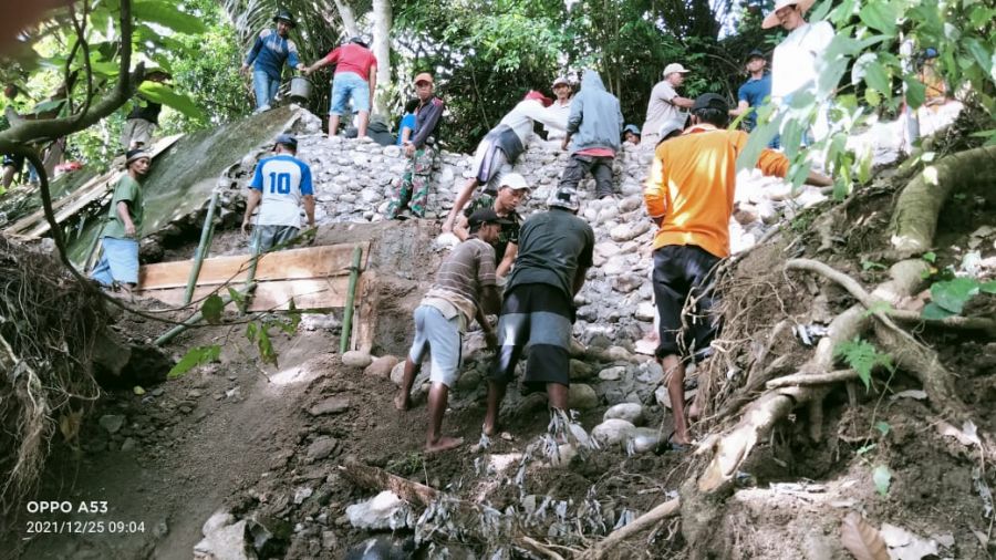 Irigasi Bayang-Bayang Jebol, Andi Utta ajak Masyarakat Gotong Royong dan Bantu Material