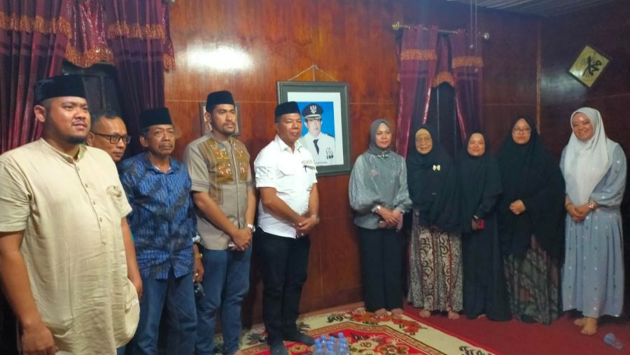 Andi Utta Bersama Istri Hadiri Takziah Ketiga Almarhum Andi Sukri Sappewali