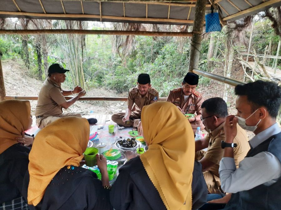 Andi Utta Nikmati Panorama Alam Bukit Emas Pattoengan