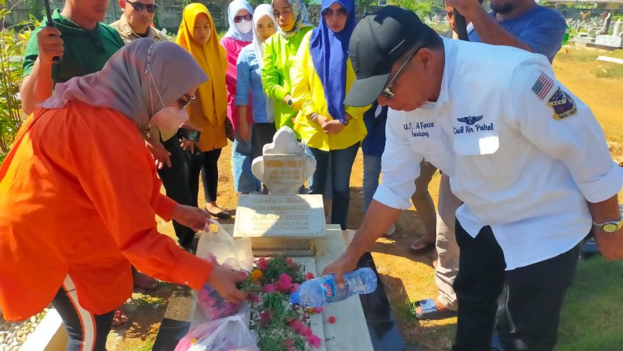 Andi Utta Ziarahi Makam Adiknya Andi Uchu di Macanda