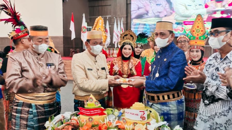 Bagian Apresiasi Peran Guru, Amran Mahmud Langsung Balik Ke Wajo Peringati HUT PGRI