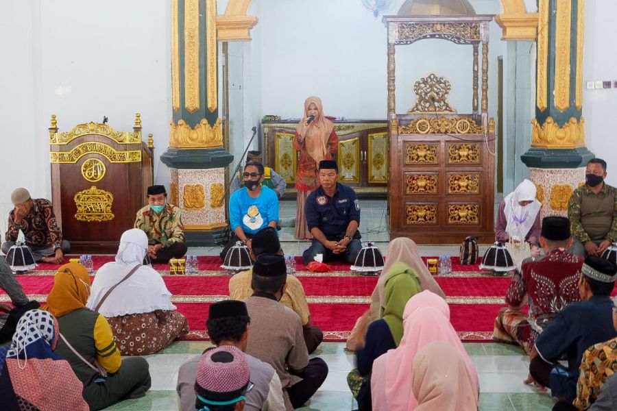 Bupati Andi Utta Menyerahkan Insentif Untuk Guru Mengaji dan Iman Masjid