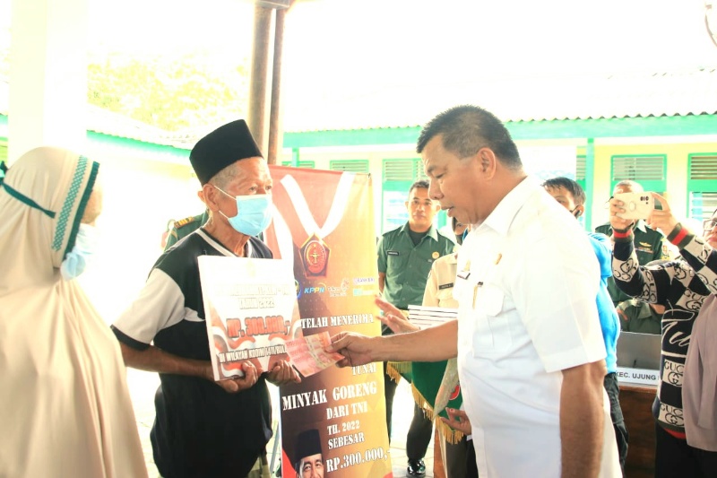 Bupati Andi Utta Serahkan Bantuan Tunai kepada PKL