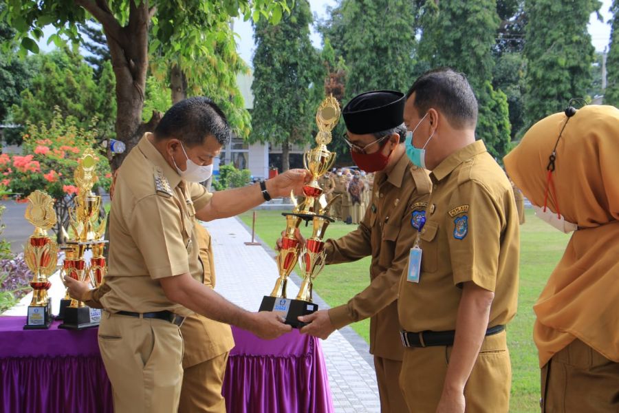Bupati Andi Utta Serahkan Piala Lomba Kebersihan