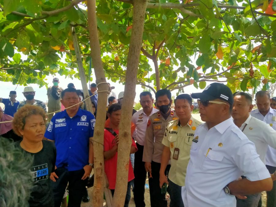Bupati Andi Utta Tinjau Kawasan Pantai Merpati Temui Warga yang Masih Bertahan
