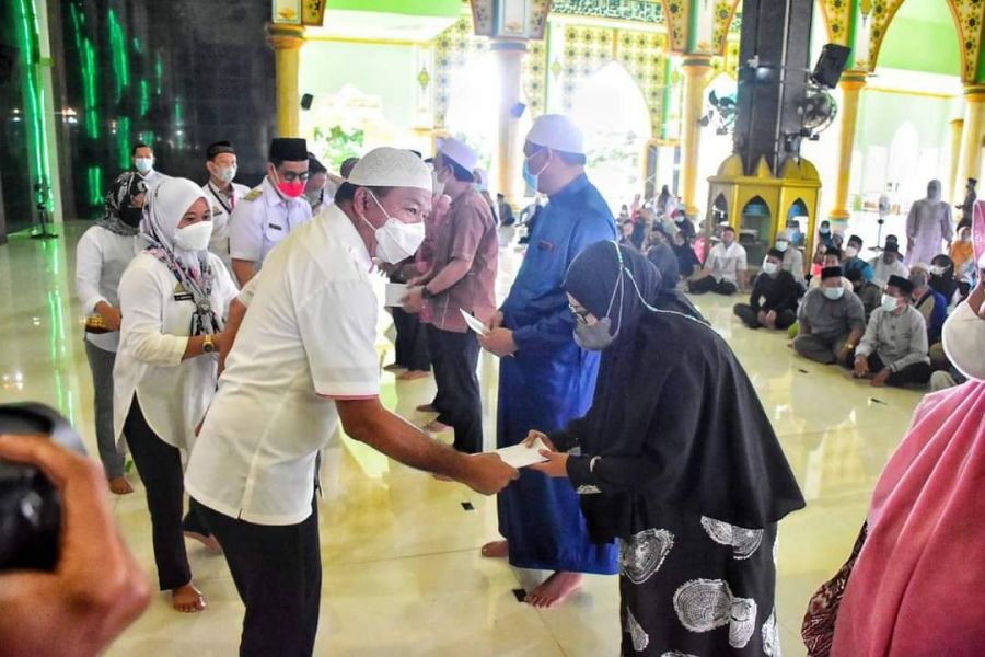 Bupati Bulukumba Serahkan Gaji Tunjangan Guru Mengaji dan Imam Masjid