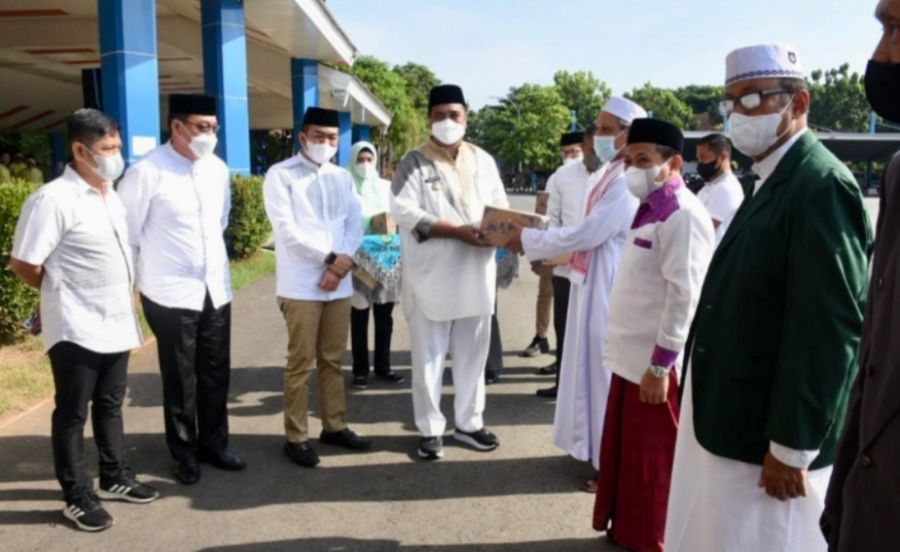 Bupati HAS Chaidir Syam Serahkan Insentif Guru Mengaji