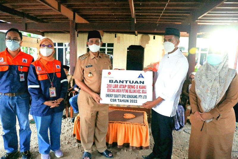 Bupati Wajo Buka Puasa sekaligus Serahkan Bantuan ke Korban Angin Kencang