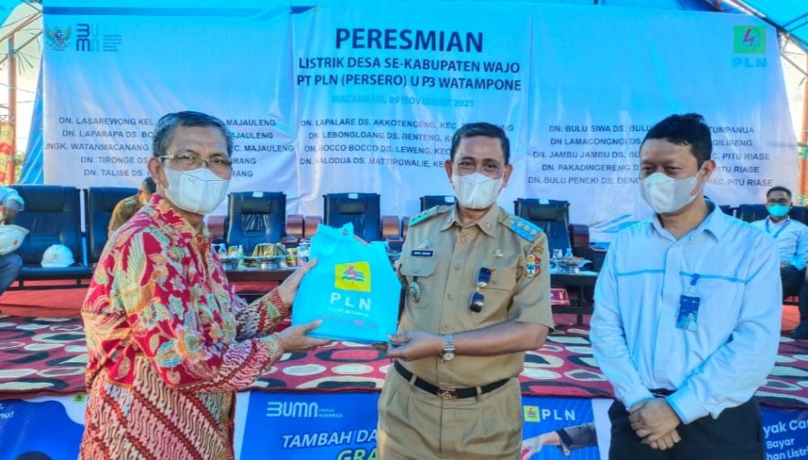 Bupati Wajo Resmikan Jaringan Baru Listrik Desa dan Dusun Dari PLN