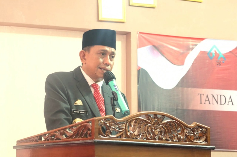 Bupati Wajo Sematkan Tanda Kehormatan Satyalancana Karya Satya ke 367 ASN