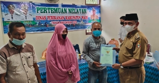 Bupati Wajo Serahkah Sertifikat Tanah Gratis ke Ratusan Nelayan di Keera
