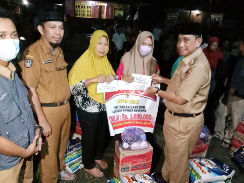 Bupati Wajo Serahkan Biaya Santunan ke Warga yang Terdampak Angin Kencang