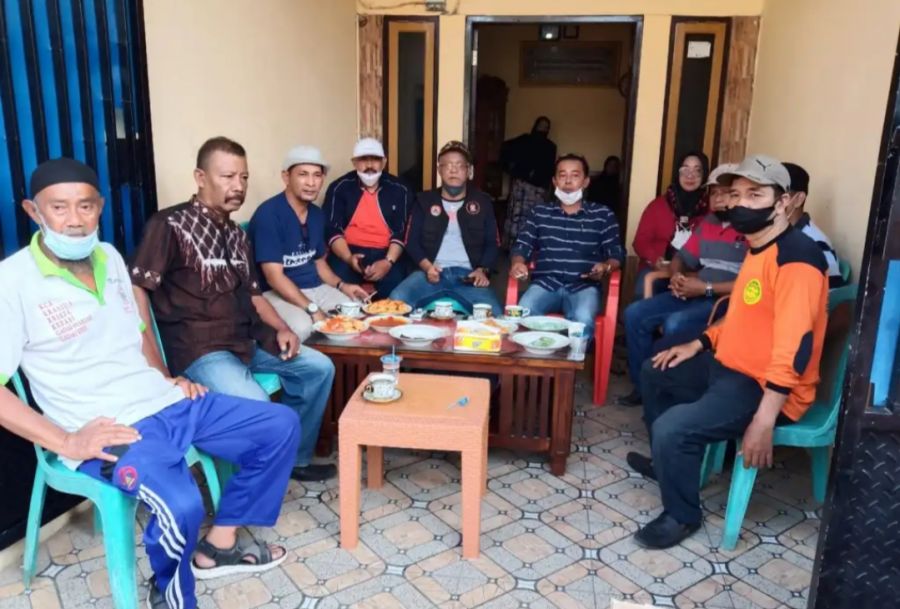 Camat Mariso Juliaman Gelar Kerja Bakti Bersama dengan Staf dan Warga