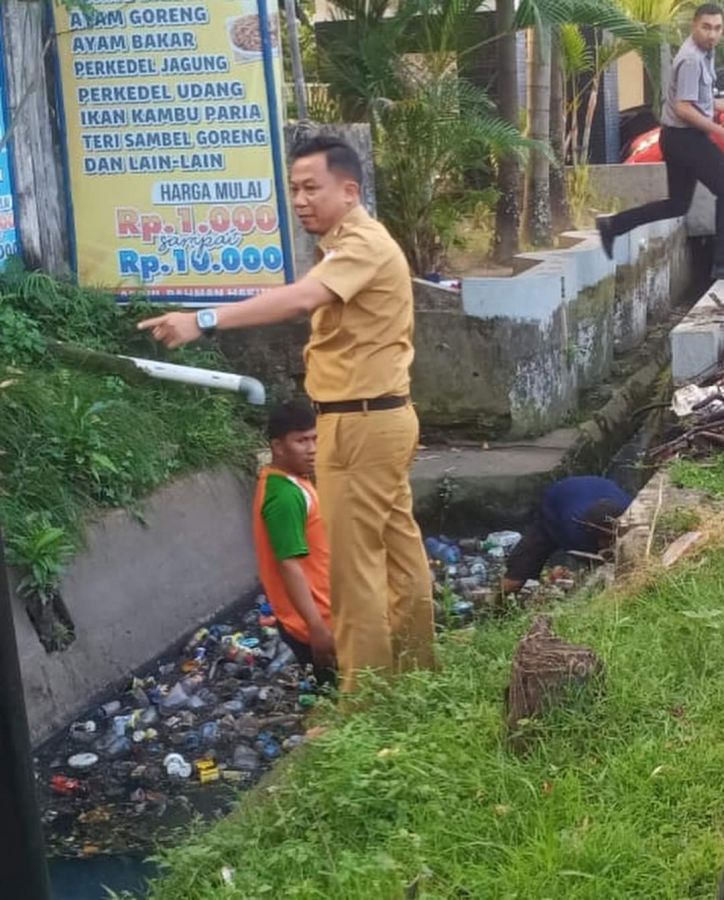 Camat Tallo Pantau Langsung Pembersihan Drainase