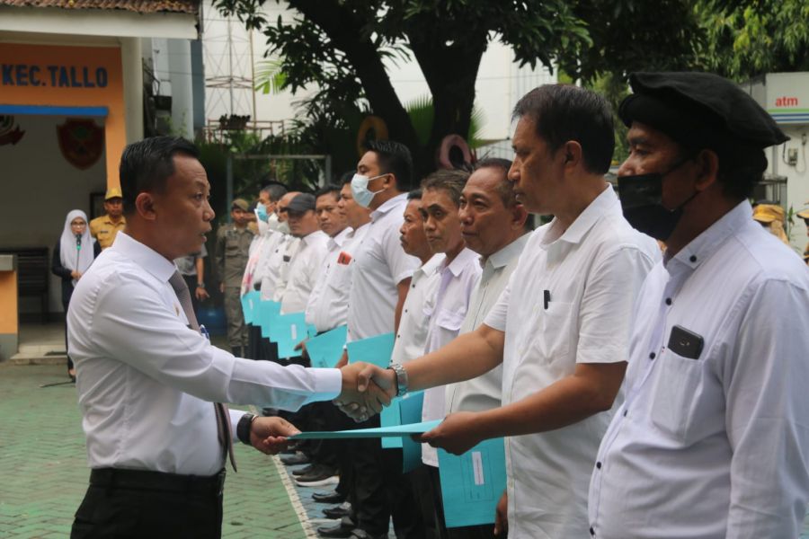 Camat Tallo Pimpin Apel dan Menyerahkan SK Kepada PJ Ketua LPM