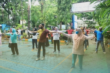 Dinas Sosial Kota Makassar Melaksanakan Senam dan Kerja Bakti
