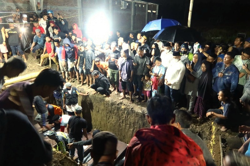 Dinihari, Bupati Wajo Pimpin Pelepasan Jenazah Korban Kebakaran di Samarinda