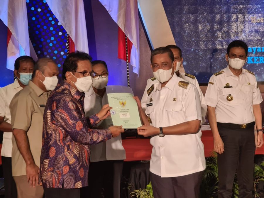 Diserahkan Langsung Menteri ATR/BPN, Wajo Terima Sertifikat Tanah Program PTS-RT