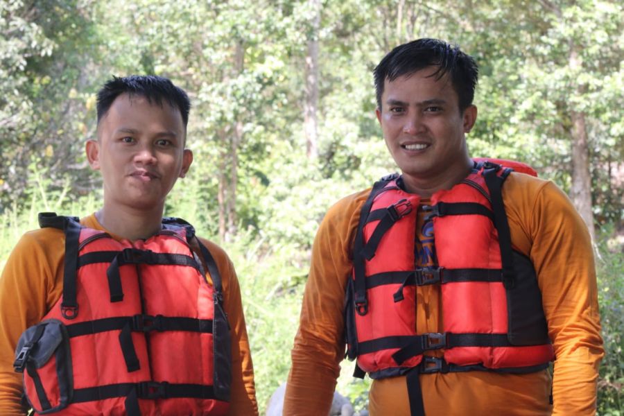 Dua Staf Dinas Kominfo Sukses Lewati Tantangan Rafting di Sungai Rongkong
