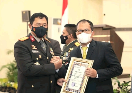 Hari Jadi Bhayangkara, Danny Pomanto Dapat Penghargaan Dari Kapolda