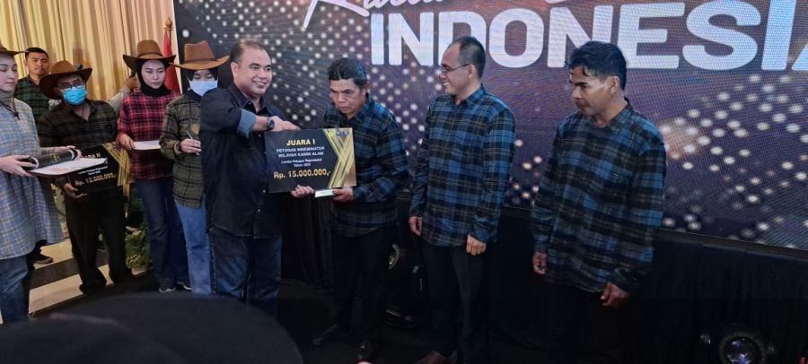 Harumkan Nama Sulsel, Alimuddin Hajar Meraih Inseminator Terbaik di Indonesia 