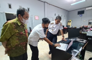 Hingga Tengah Malam, Bupati Wajo Datangi Lokasi Penginputan Data Vaksinasi