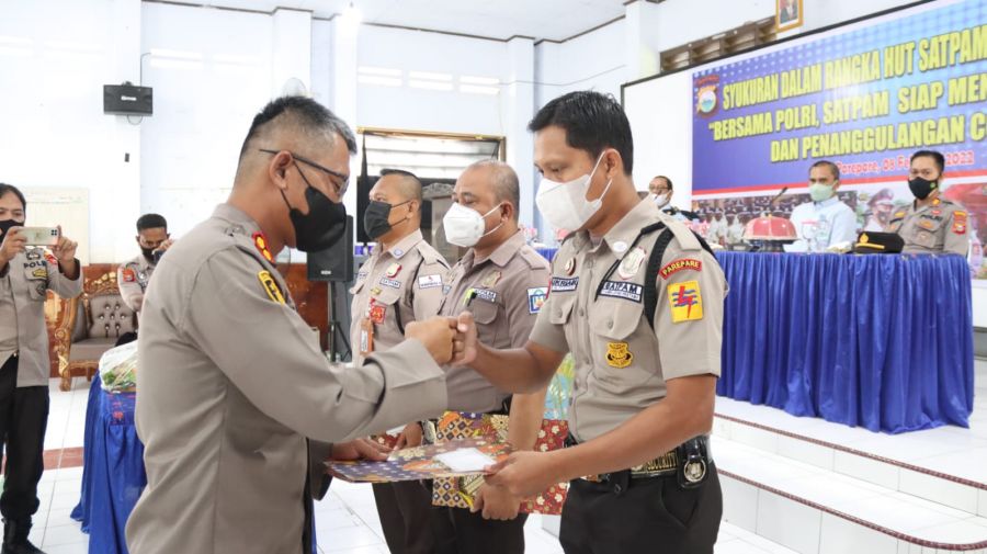 HUT satpam Ke 41 Kapolres Parepare AKBP Welly Abdillah Beri Penghargaan Kepada Satpam