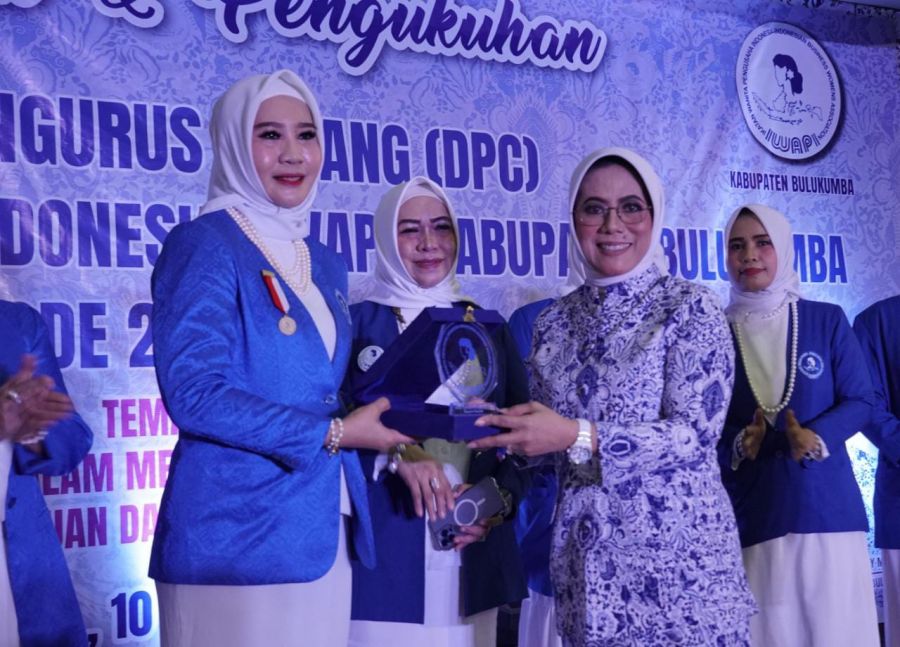 Istri Wabup Jabat Ketua IWAPI Bulukumba