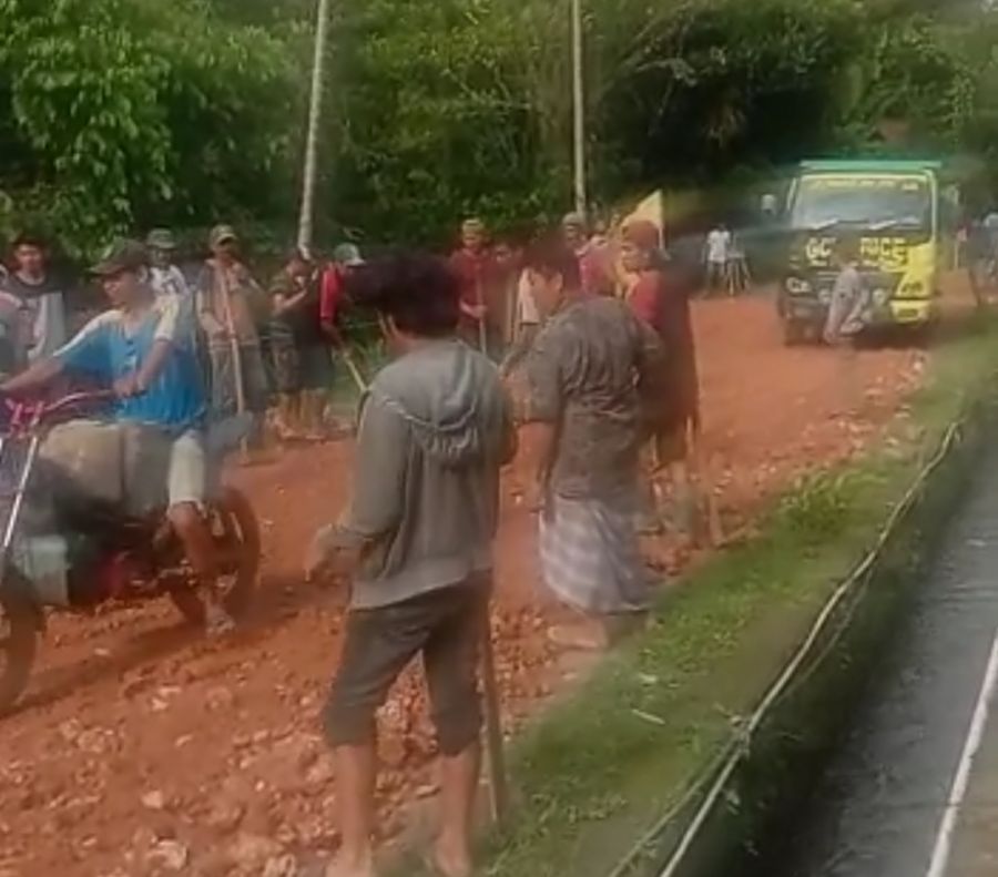 Jalan Kabupaten Bulukumba Hancur, Warga Lakukan Perbaikan