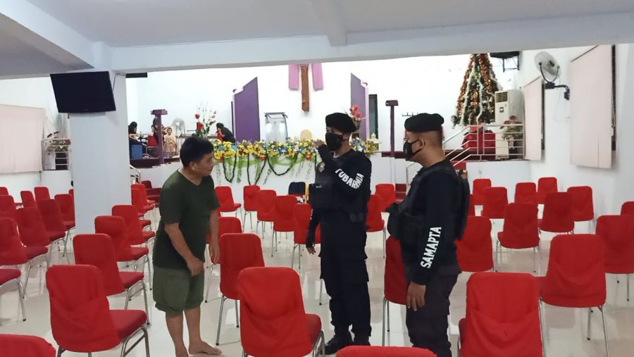 Jelang Nataru, Personil Sat Samapta Polres Gowa Berpatroli ke Gereja-Gereja