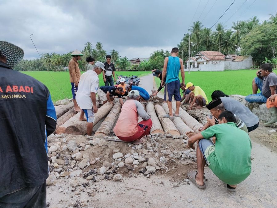 Jembatan Desa Manjalling Putus, Masyarakat Inisiatif Perbaiki Secara Swadaya
