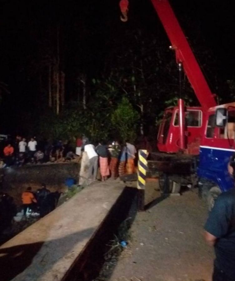 Jembatan Terbawa Arus, Bupati Bulukumba Reaksi Cepat Mendatangkan Alat Berat