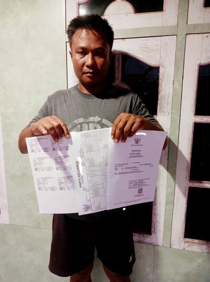 Jemput Bola, Pemdes Mattiro Deceng dan Capil Salurkan KK, Akta Lahir, dan KIA ke Rumah Warga