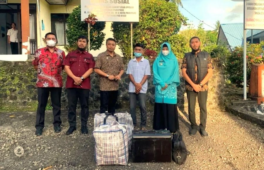 Kadinsos Aulia Antar Lanjut Usia Terlantar ke PPSLU