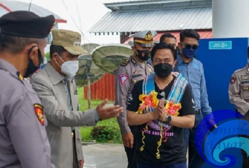 Kalungkan Sarung Adat, Wabup Selayar Sambut Kunjungan Rapsel Ali