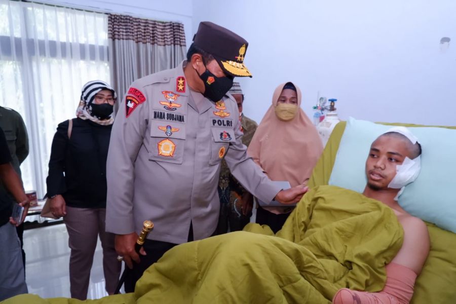 Kapolda Sulsel Jenguk Korban Aksi Penyerangan Asrama Mahasiswa di Makassar