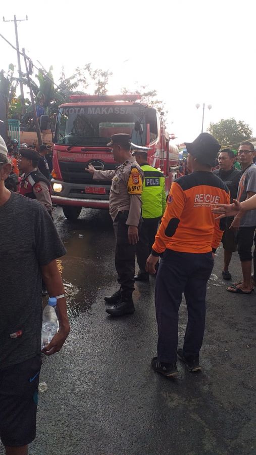 Kebakaran Gudang Plastik, Senkom Mitra Polri Maros Turunkan Personil Bantu Padamkan Api 