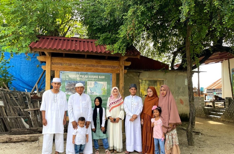 Keluarga Besar Muhammad Idris Shalat Idul Fitri di Pulau Badi