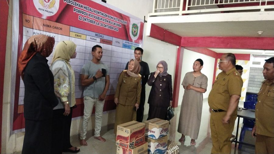 Ketua Dekranasda Andi Herfida Sambangi Kontingen dan Berbagi