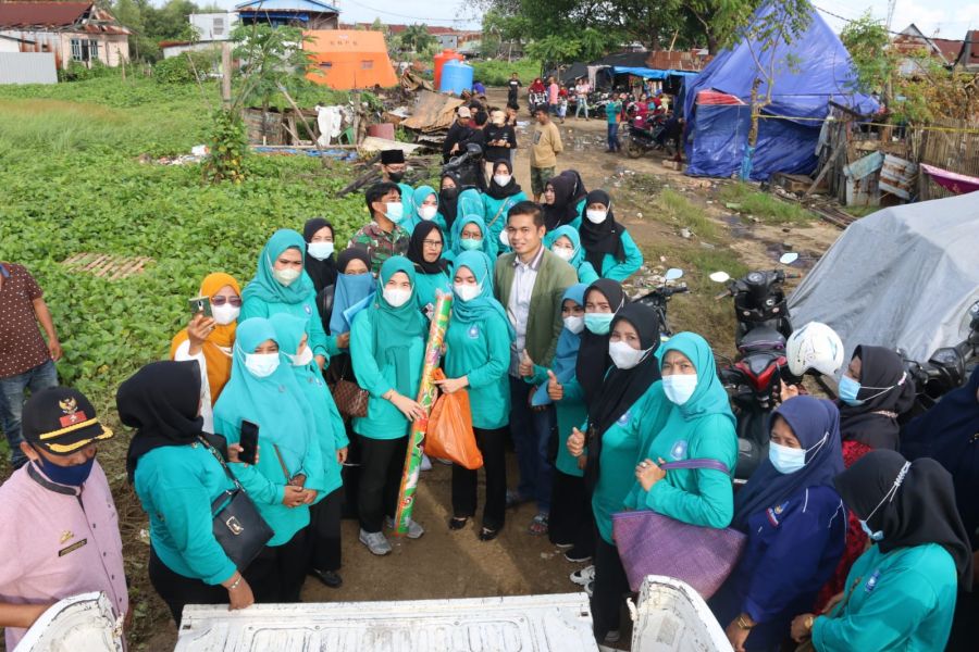 Ketua PKK Kecamatan Tallo Berikan Bantuan Kepada Korban Kebakaran