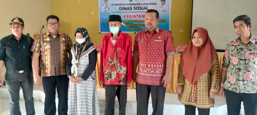 Lansia di Kecamatan Malangke Terima Bantuan Paket Sembako