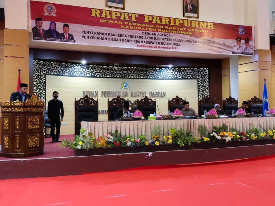 Lewat Paripurna, Bupati Bulukumba Serahkan Ranperda APBD Tahun 2022 dan Ranperda Retribusi