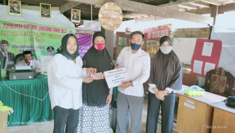Mantap : Kades Anrihua Bagi BLT Untuk Masyarakat