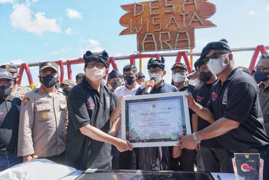 Menparekraf RI Kunjungi Pembuatan Perahu Phinisi di Desa Ara